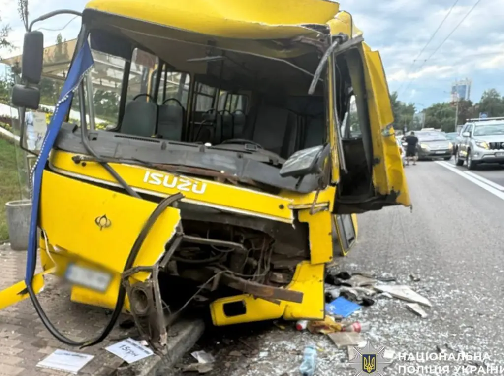 ДТП із маршруткою паралізувала рух у Києві: на Олени Теліги утворилися затори