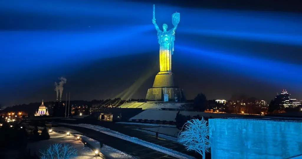 Монумент “Батьківщина-мати” у Києві засяяв у світловому шоу “Сила цінностей”