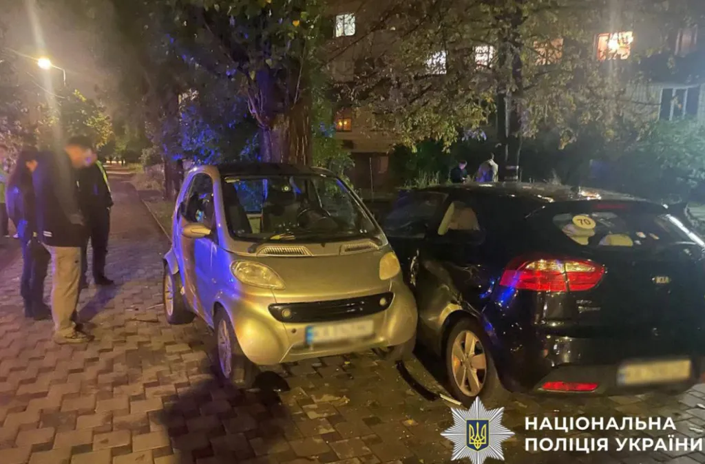 Подвійна ДТП у Києві: постраждалого госпіталізували з переломами та травмою голови
