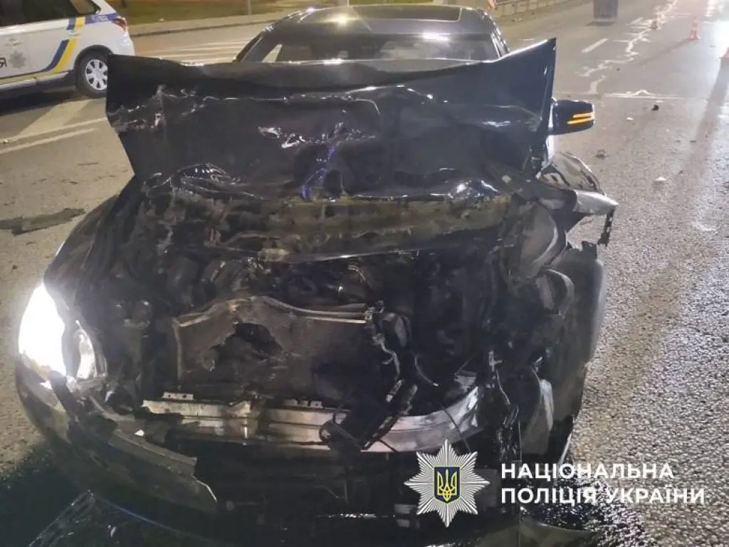 П’яний водій Mercedes спричинив ДТП у Києві: пасажирка маршрутки з тяжкими травмами