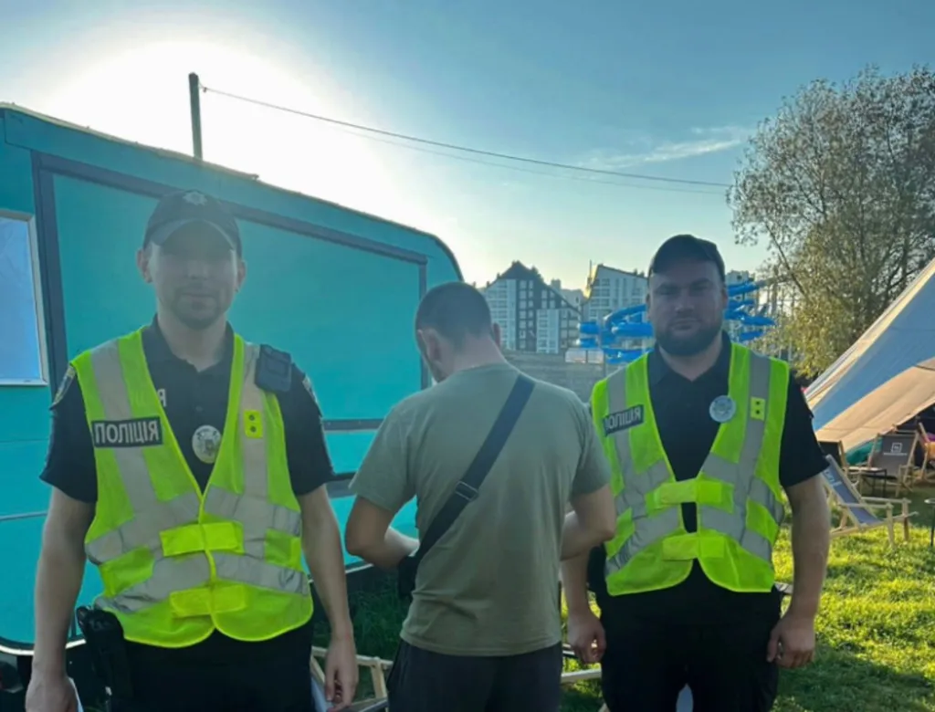 На Київщині затримали чоловіка, який вмикав російські пісні під час повітряних тривог