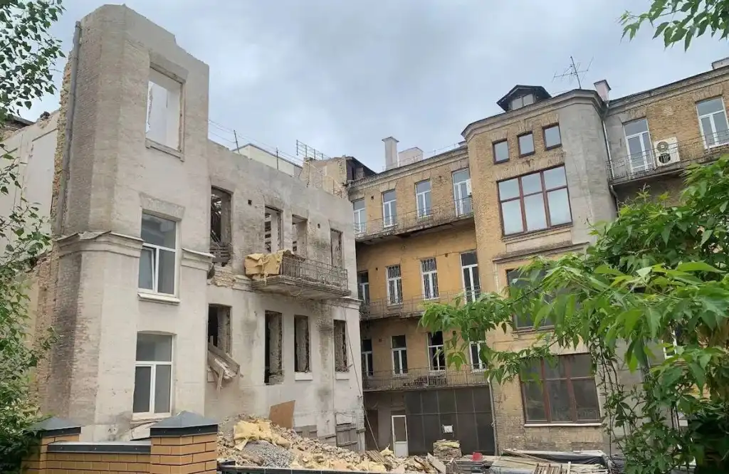 У центрі Києва нищать флігель XIX століття: КМДА вимагає негайно зупинити незаконні роботи