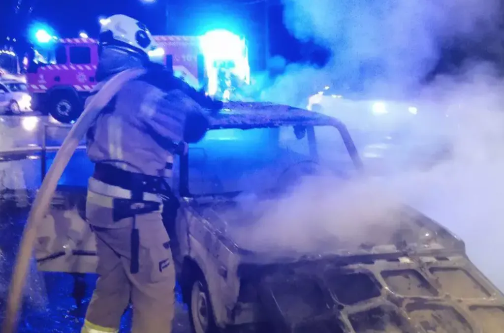 У Києві вночі згорів автомобіль: рух трасою перекривали через сильний дим