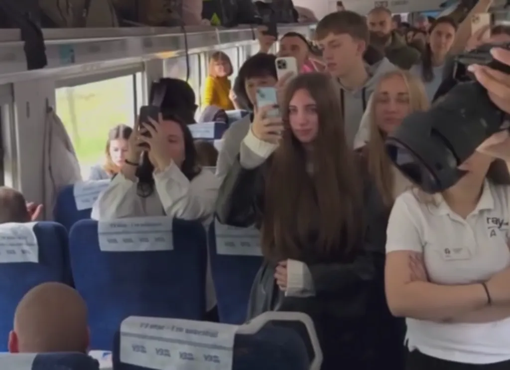 Несподіваний концерт у потязі Київ–Львів: Євген Хмара зіграв на білому роялі