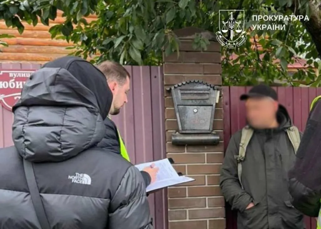 У Києві викрили схему на боротьбі з амброзією: три посадовці під підозрою
