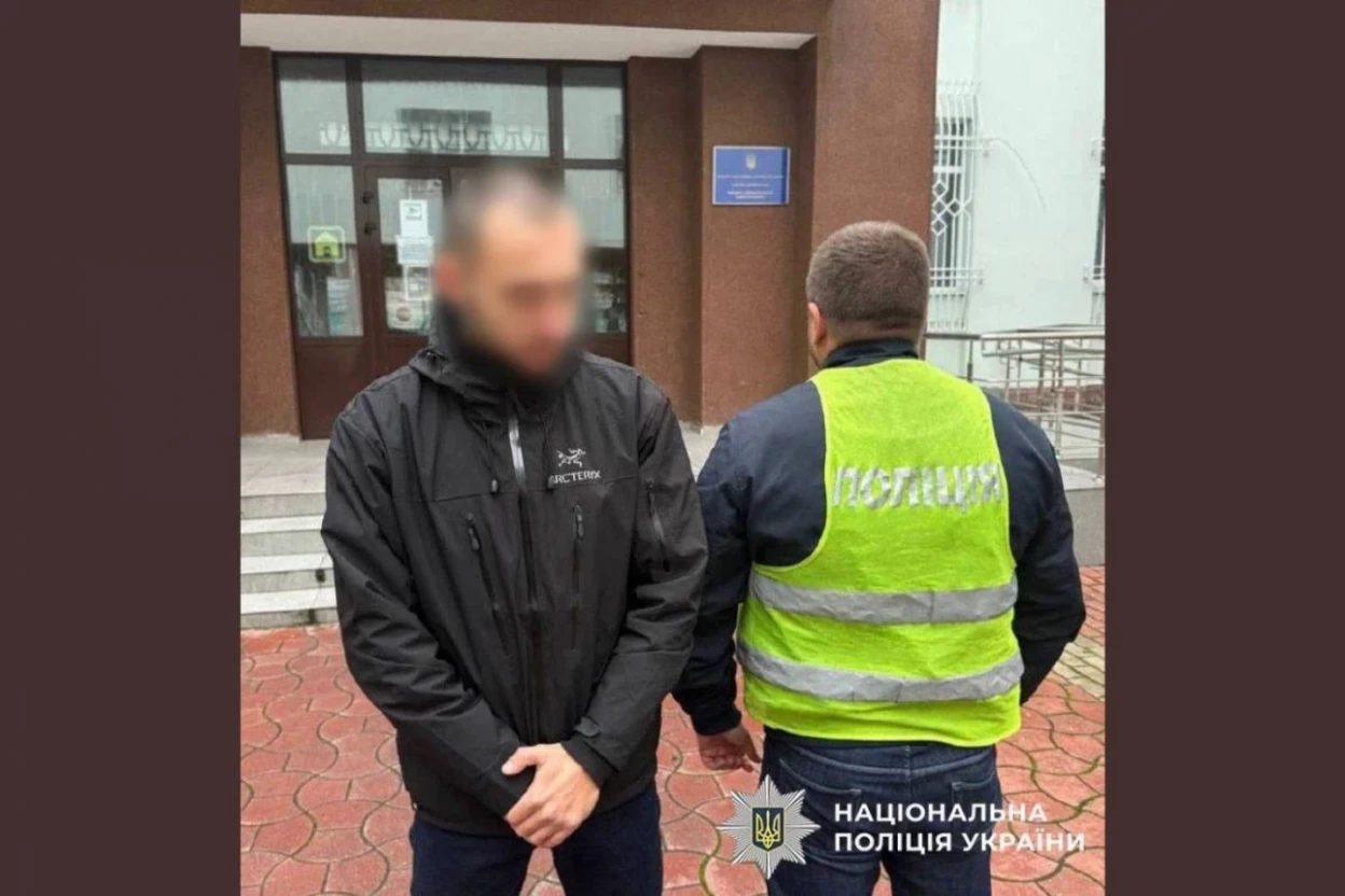 У Києві затримали чоловіка, який під погрозами вимагав від музиканта співати російською