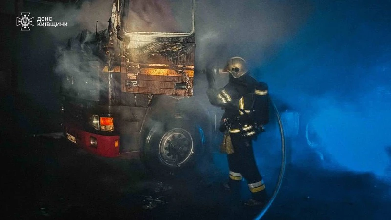Нічна пожежа в Ірпені: на Покровській загорівся вантажівка – постраждала жінка