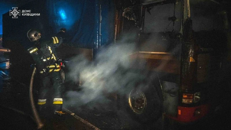 Нічна пожежа в Ірпені: на Покровській загорівся вантажівка – постраждала жінка