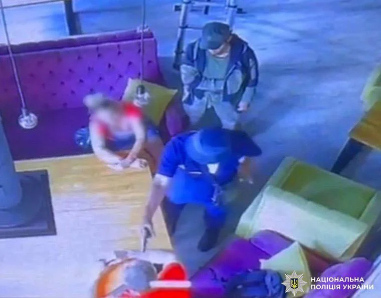 У київському кафе двоє чоловіків погрожували адміністратору зброєю, вимагаючи гроші