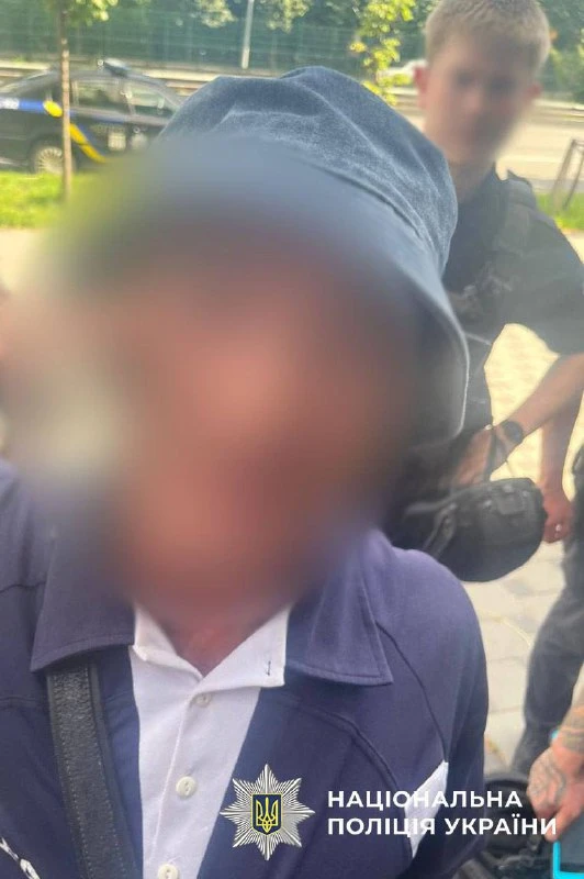 У київському кафе двоє чоловіків погрожували адміністратору зброєю, вимагаючи гроші
