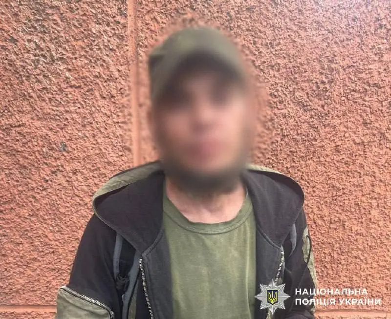 У київському кафе двоє чоловіків погрожували адміністратору зброєю, вимагаючи гроші