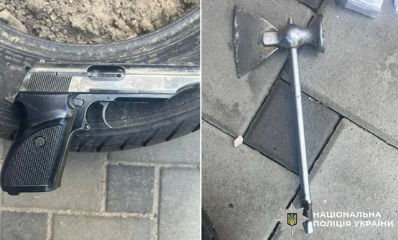 У київському кафе двоє чоловіків погрожували адміністратору зброєю, вимагаючи гроші