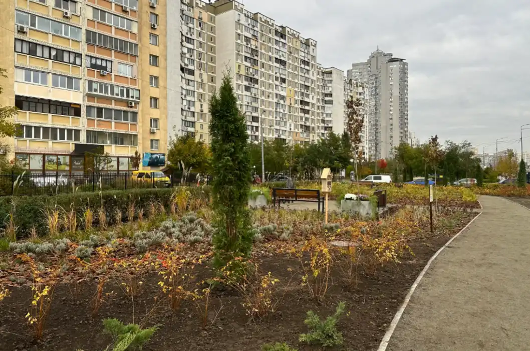 Осінні оази столиці: у Києві з’явилися 10 нових міні-скверів