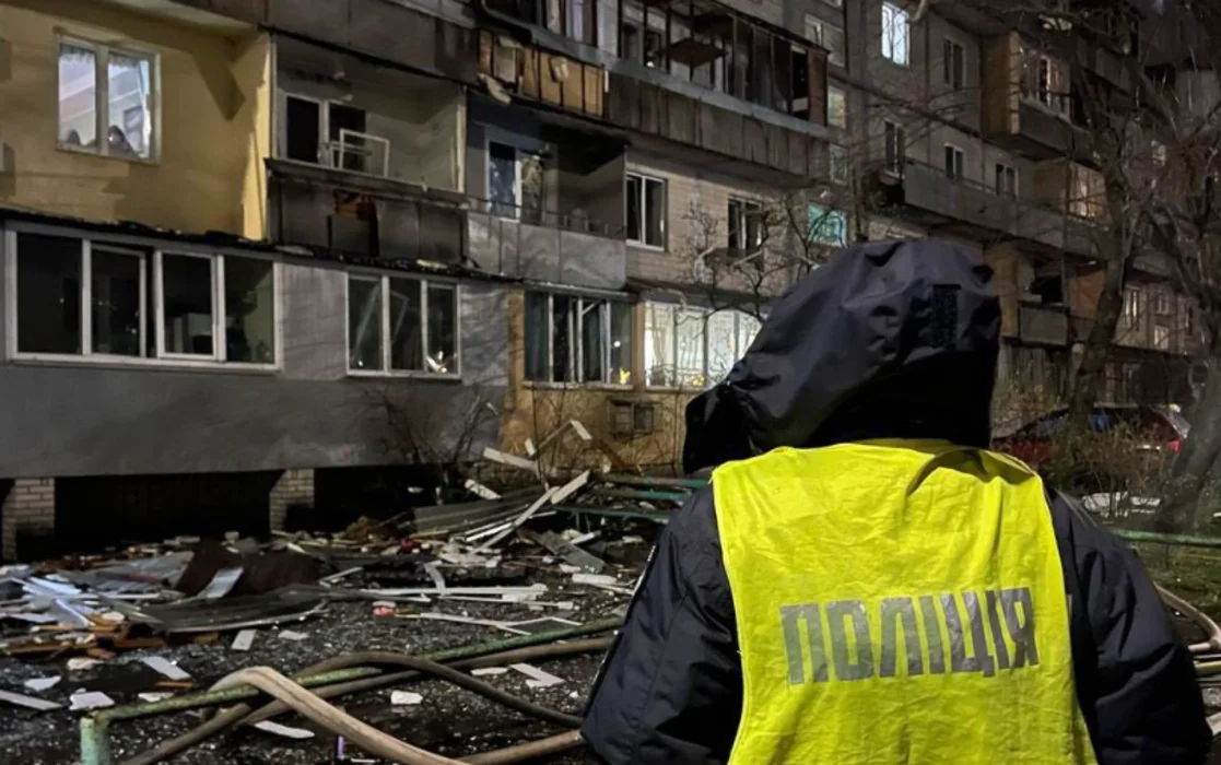 Крики на допомогу серед вибухів: як київські патрульні рятували людей під час атаки шахедів