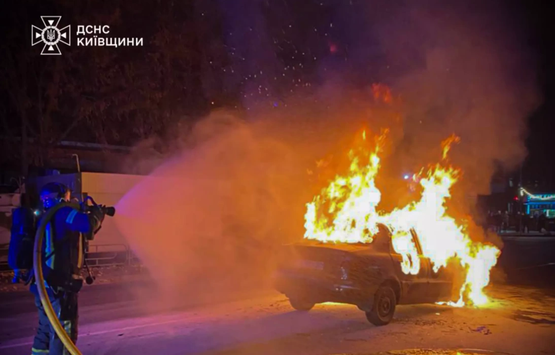 На Київщині спалахнула пожежа на дорозі: рятувальники ліквідували загоряння