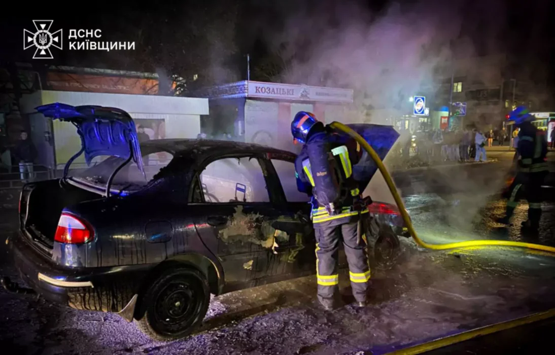 На Київщині спалахнула пожежа на дорозі: рятувальники ліквідували загоряння