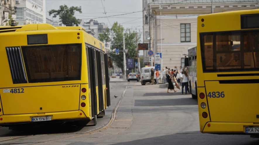Через ярмарки у Києві змінять рух автобусів і тролейбусів: які маршрути зміняться