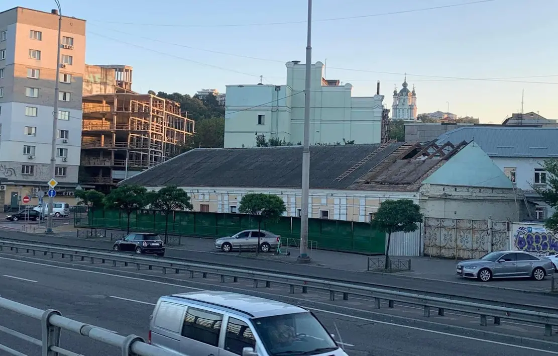 Суперечки навколо садиби на київській набережній тривають: суд став на бік громади, але загроза не зникла