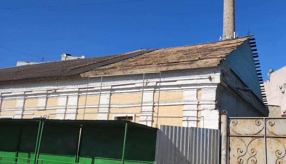 Суперечки навколо садиби на київській набережній тривають: суд став на бік громади, але загроза не зникла