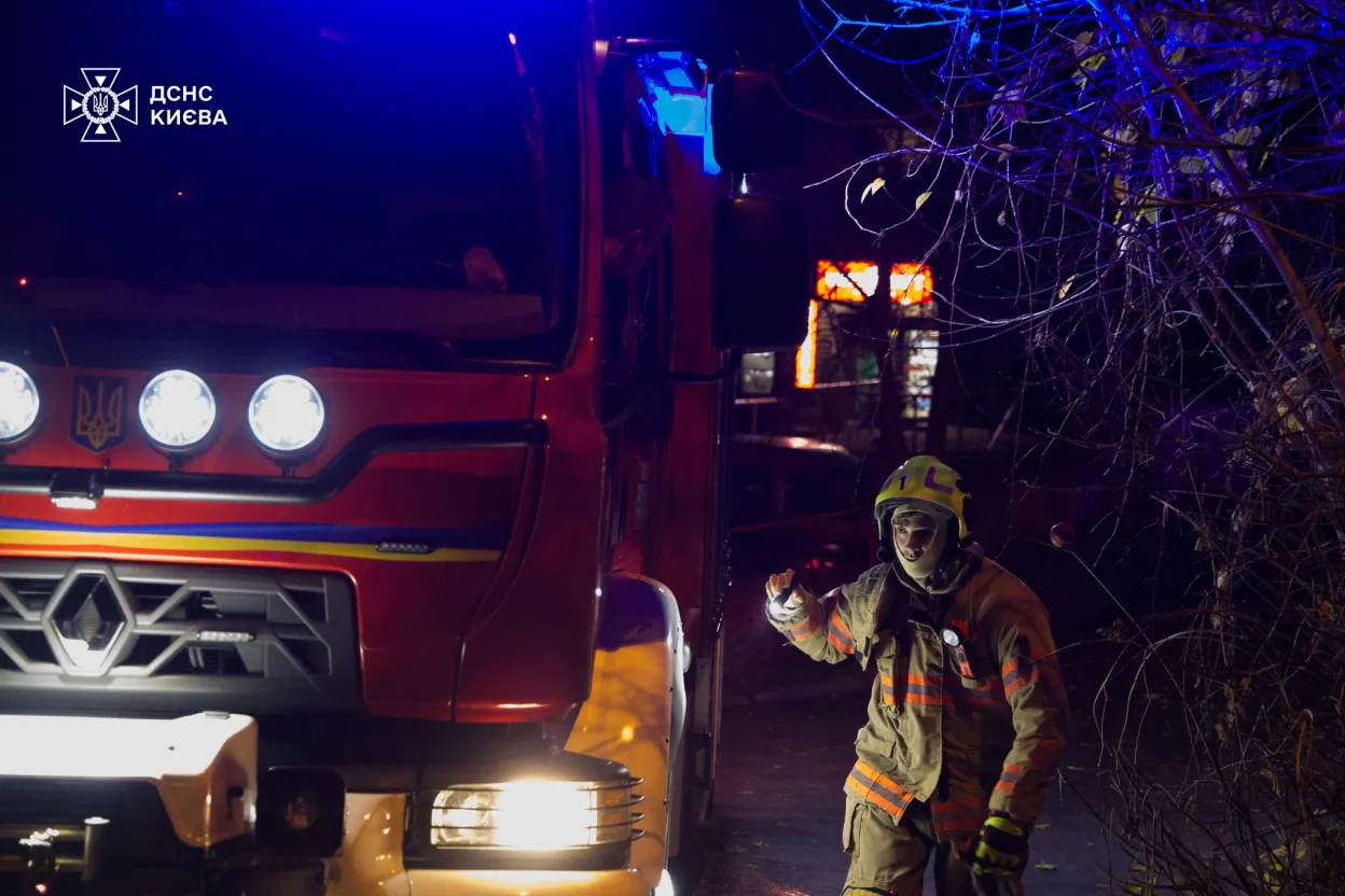 Київ залило на Печерську: прорив водогону спричинив зсув і заблокував мешканців, автівки понівечені