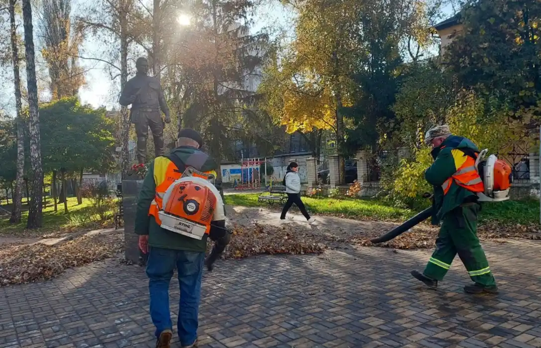 Осінні барви Києва: як фахівці “Київзеленбуду” готують місто до зимових холодів
