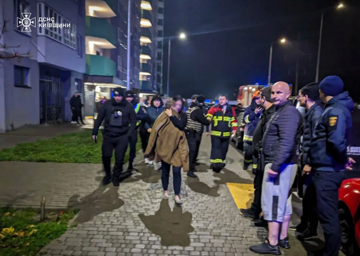 Вибух зарядного пристрою на 23-му поверсі спричинив пожежу і масову евакуацію на Київщині