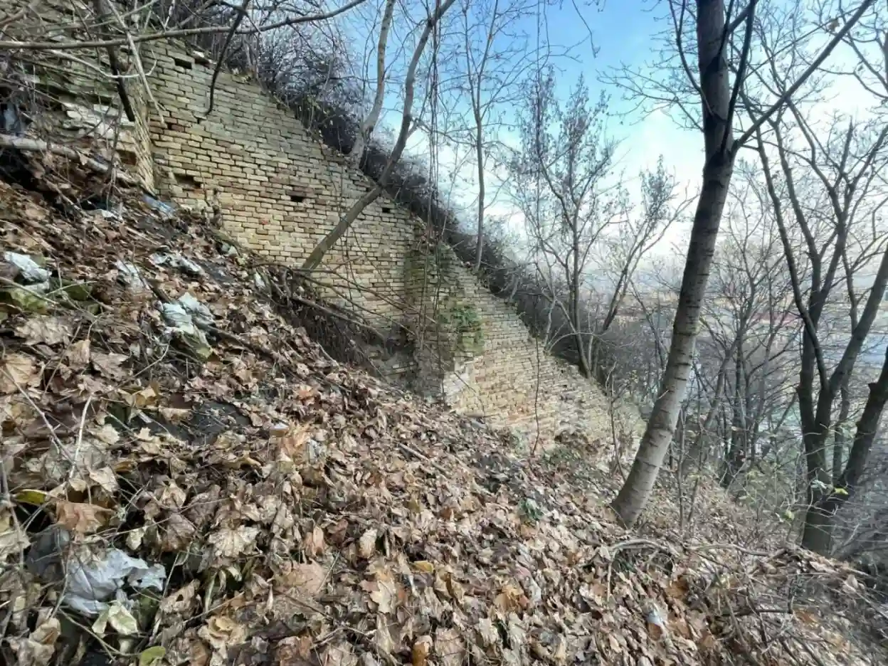 У Києві віднайшли загадкову ділянку стіни Флорівського муру