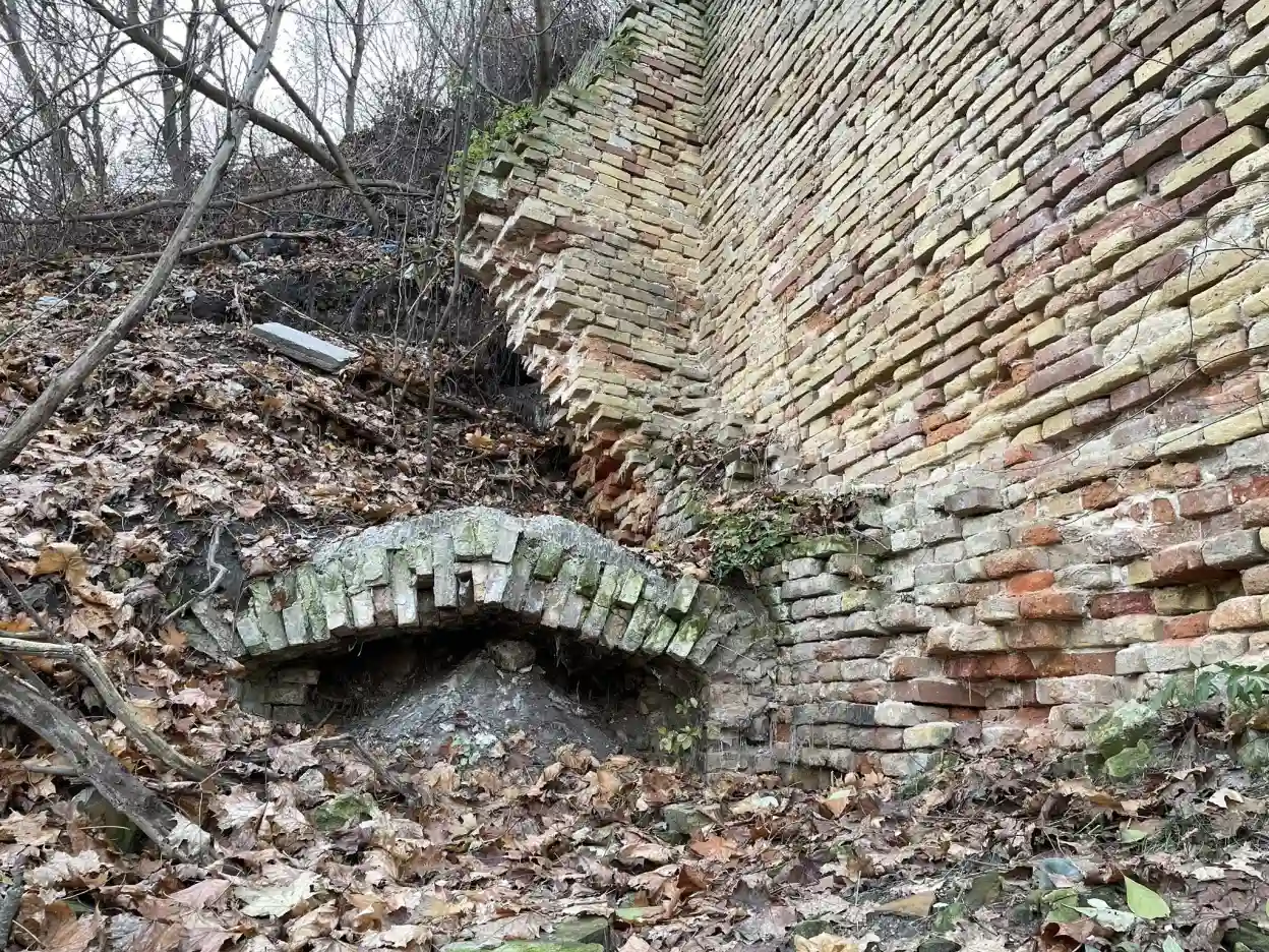 У Києві віднайшли загадкову ділянку стіни Флорівського муру