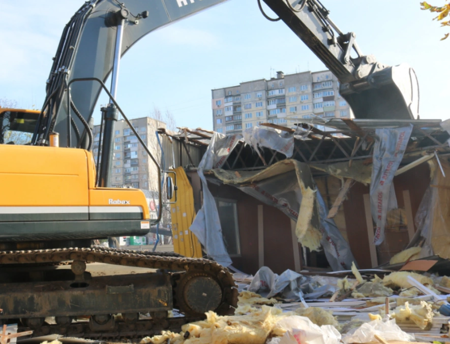 У центрі столиці завершили масштабний демонтаж тимчасових конструкцій