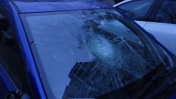 У Києві затримали молодика, який пошкодив авто, стрибаючи по ньому