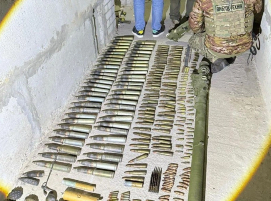На Київщині виявили схованку зі сотнями вибухових предметів