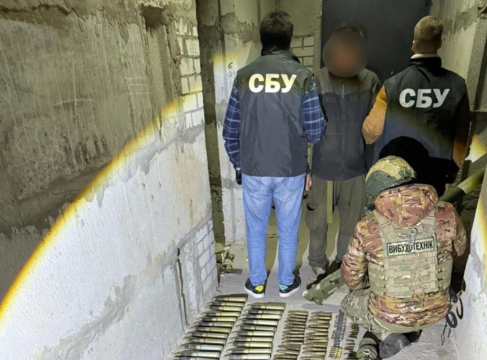 На Київщині виявили схованку зі сотнями вибухових предметів