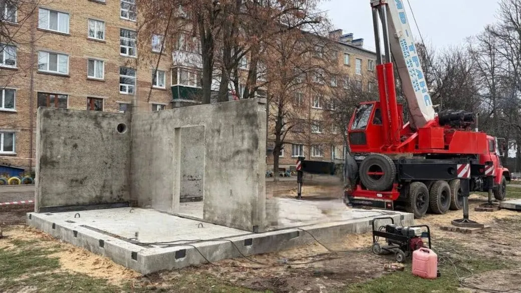 У Борисполі монтують перші мобільні наземні укриття