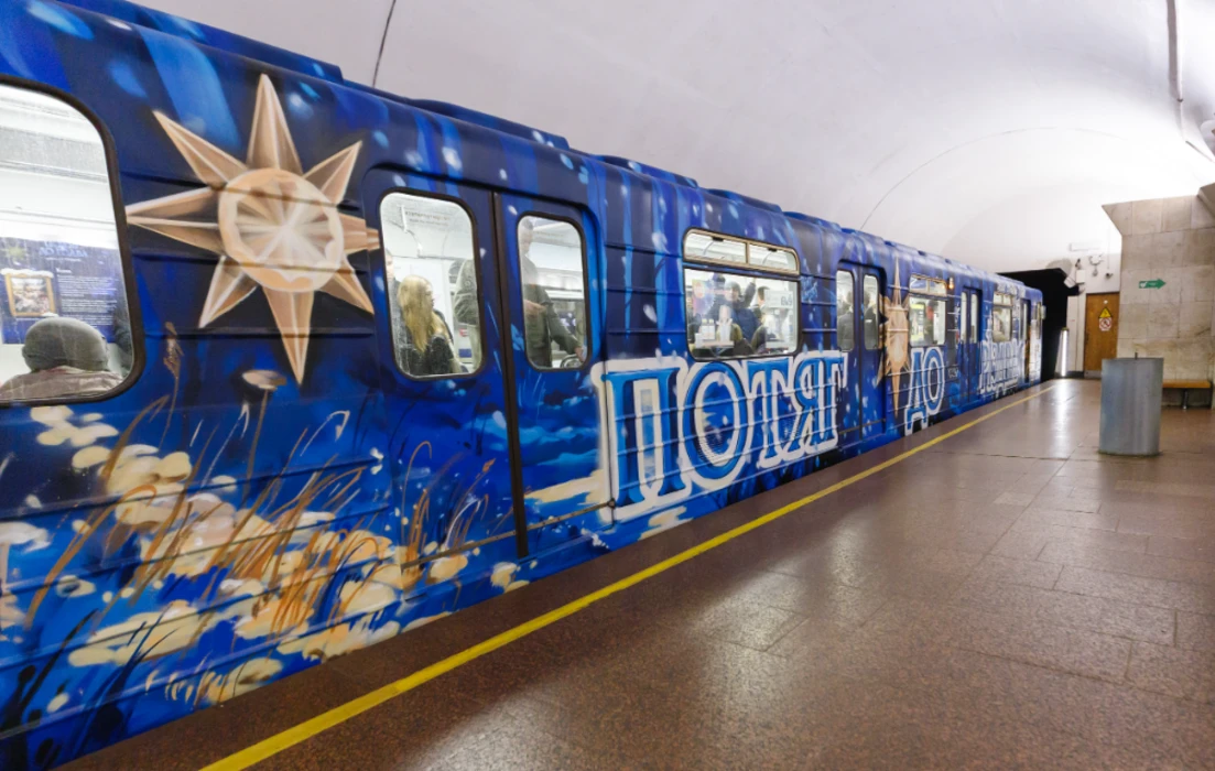У київському метро запрацював різдвяний артпотяг: традиції, кіно і святковий настрій під землею