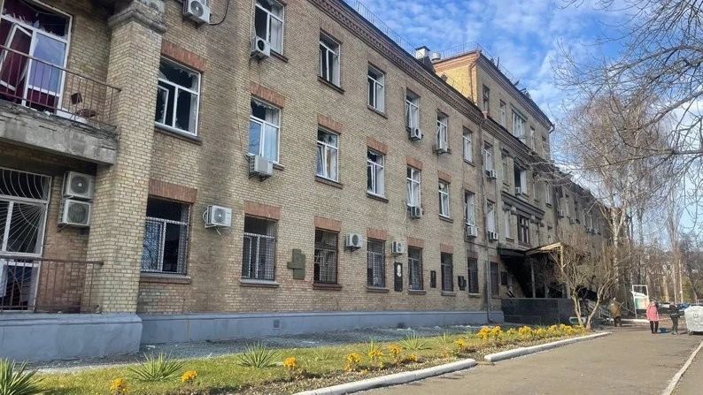 У Києві після нічної атаки РФ пошкоджено Інститут отоларингології