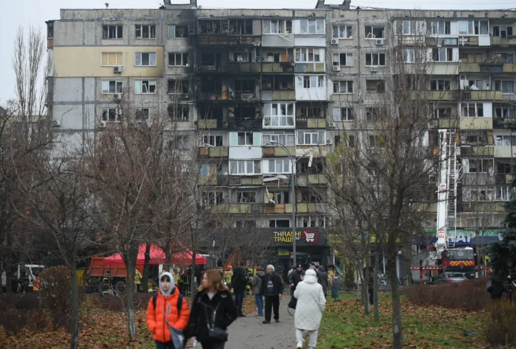Після масованої атаки дронами на Київ рятувальники завершили розбір завалів