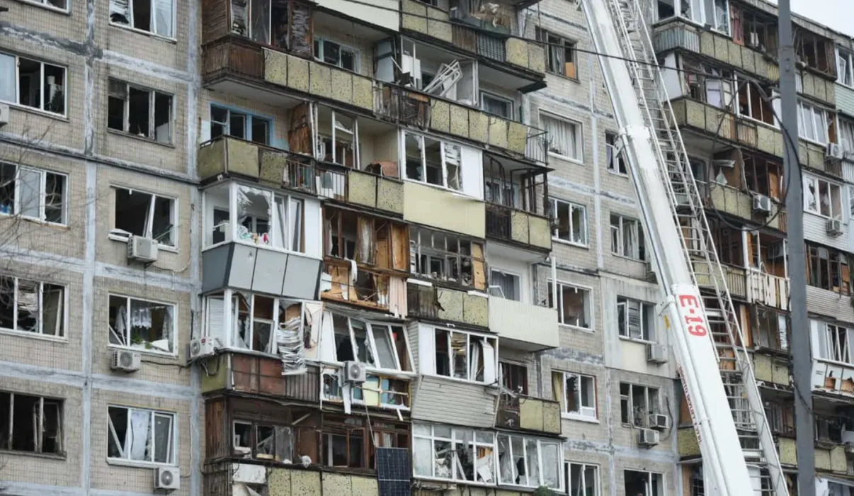 Після масованої атаки дронами на Київ рятувальники завершили розбір завалів