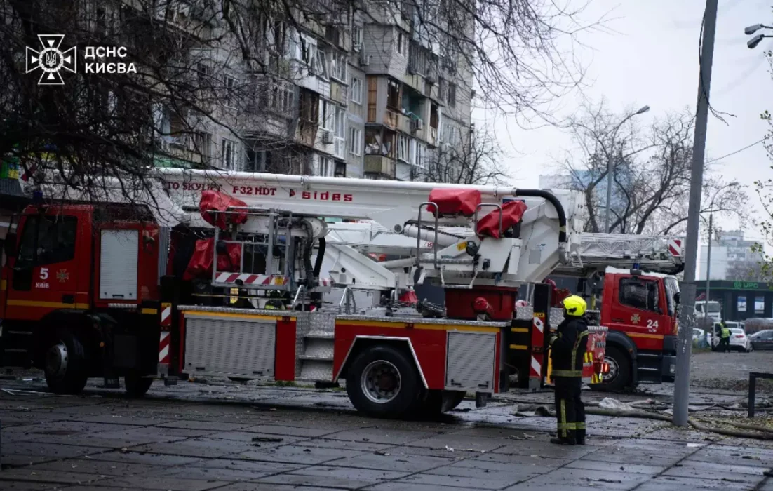 Після масованої атаки дронами на Київ рятувальники завершили розбір завалів