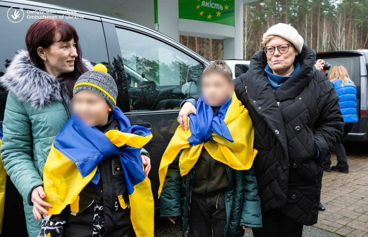 Сім українських дітей повернулися з окупації додому напередодні зимових свят