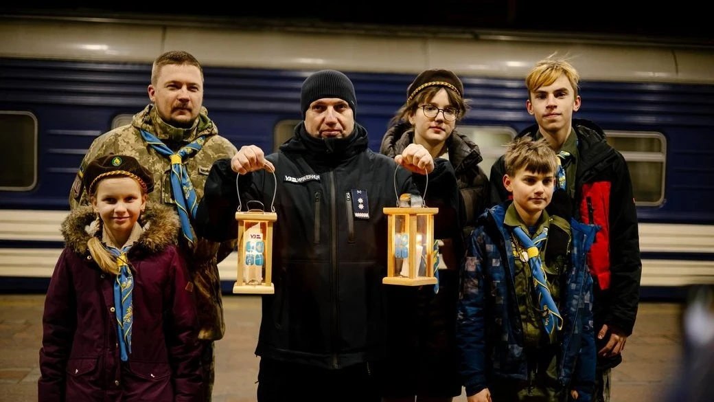 До Києва привезли Вифлеємський вогонь миру – пластуни розпочали різдвяну подорож символу надії