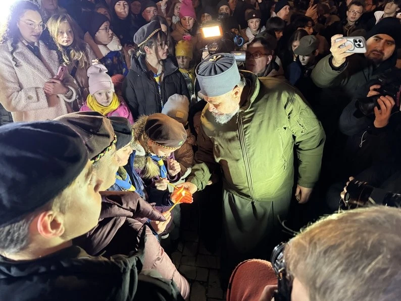До Києва привезли Вифлеємський вогонь миру – пластуни розпочали різдвяну подорож символу надії