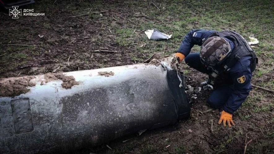 У полі на Київщині знайшли небезпечні уламки ракети Х-101: піротехніки запобігли можливій трагедії