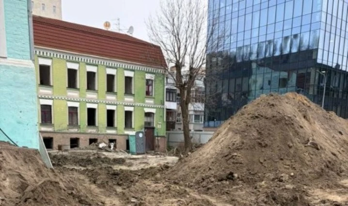 Незаконний будмайданчик на Подолі: у центрі столиці зупинили роботи в охоронній зоні