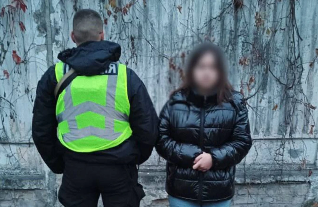 У Києві затримали 18-річну дівчину, яка торгувала наркотиками з пакетів