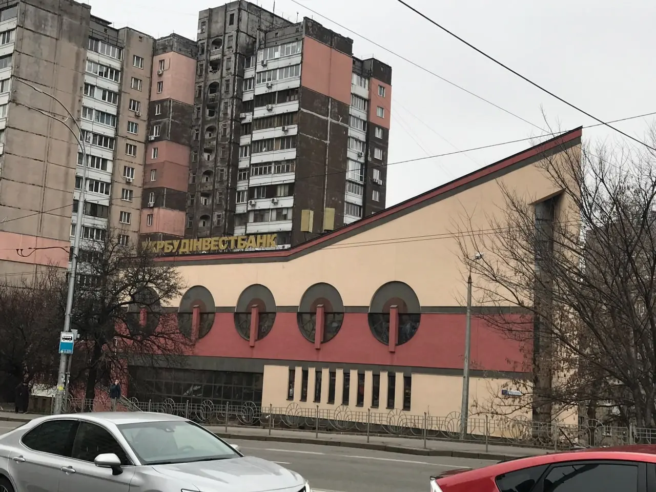 Токсичне сусідство: у центрі Києва мешканці борються з небезпечним генератором у підвалі адмінбудівлі