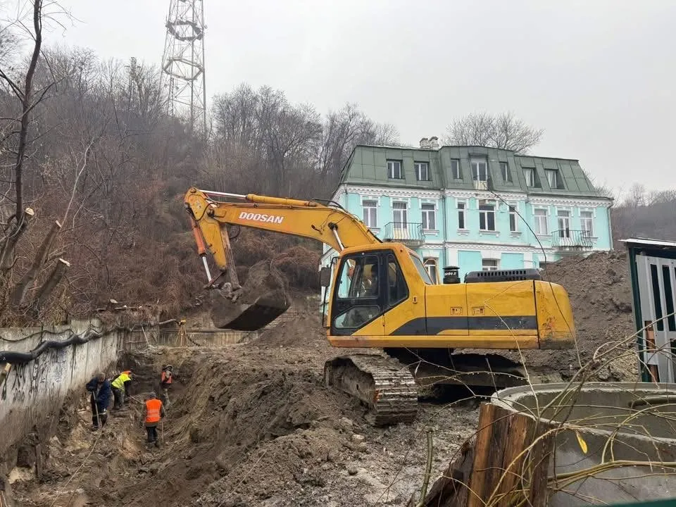Поділ без захисту: у Києві остаточно знесли будівлю Плоскої поліцейської дільниці