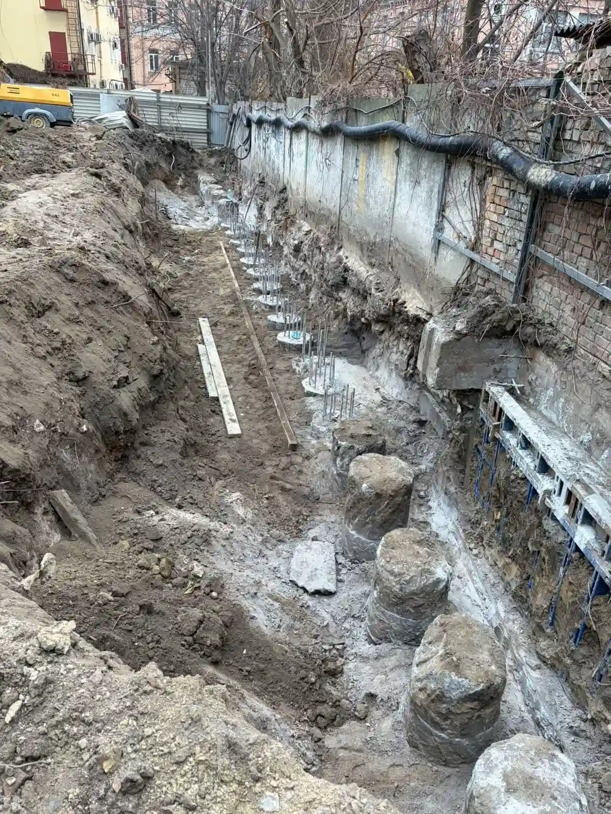 Поділ без захисту: у Києві остаточно знесли будівлю Плоскої поліцейської дільниці