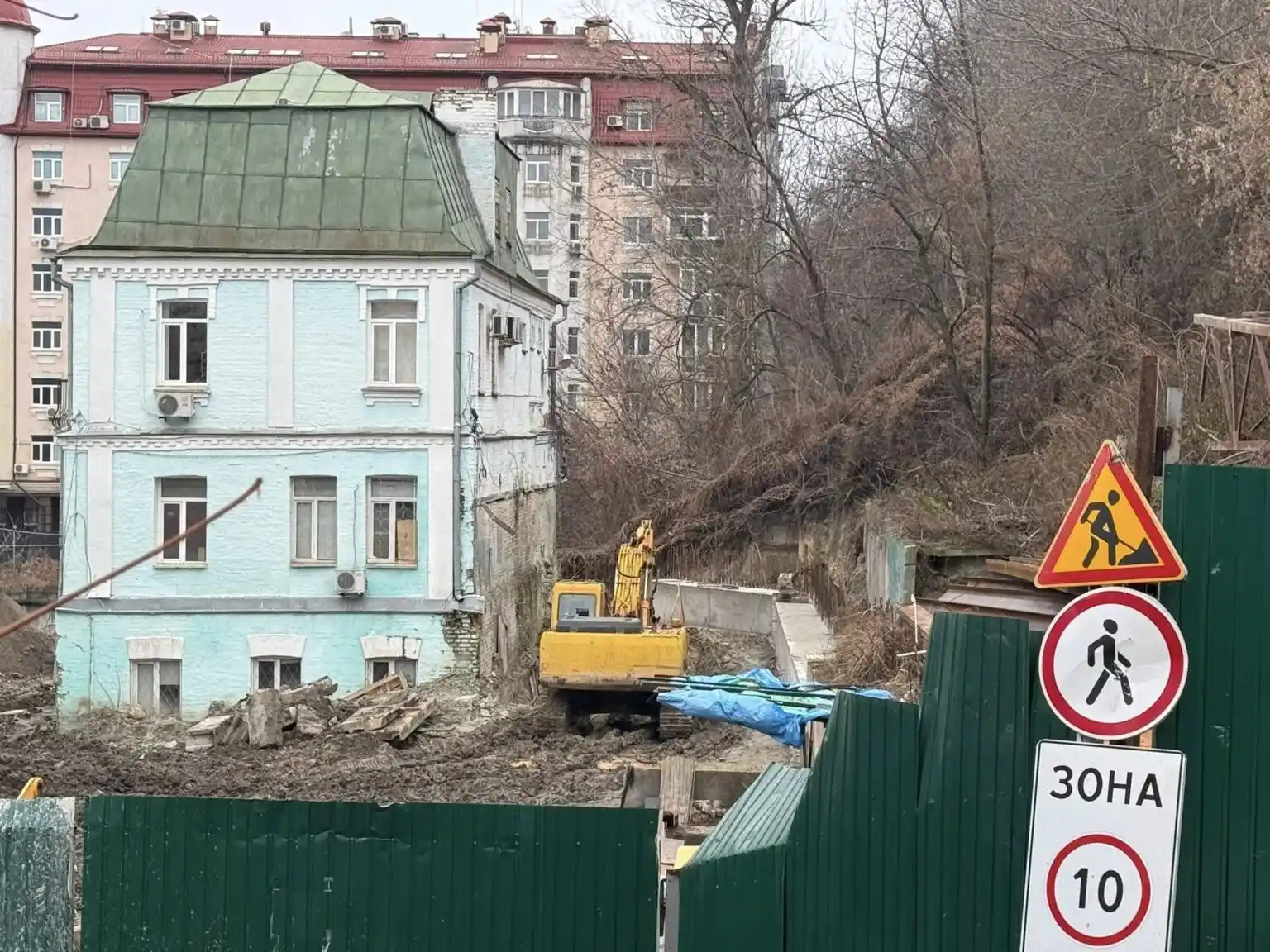 Поділ без захисту: у Києві остаточно знесли будівлю Плоскої поліцейської дільниці
