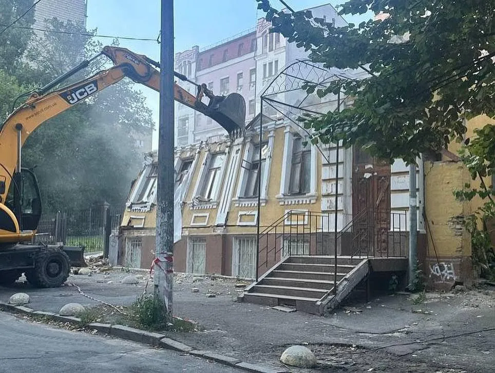 Поділ без захисту: у Києві остаточно знесли будівлю Плоскої поліцейської дільниці