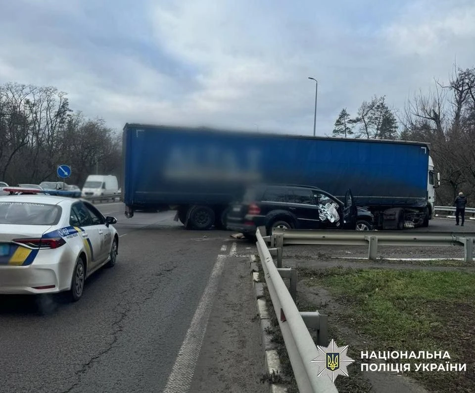 Ранкова аварія на Берестейському шосе: у Києві загинув підліток, четверо дітей у лікарні